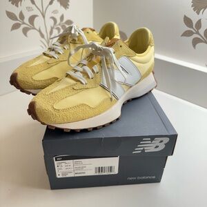 New Balance 327 Women’s 8.5 sneakers